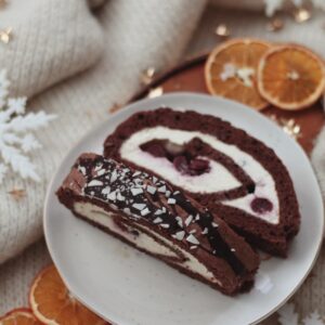 Keto Swiss roll with cream and berries recipes